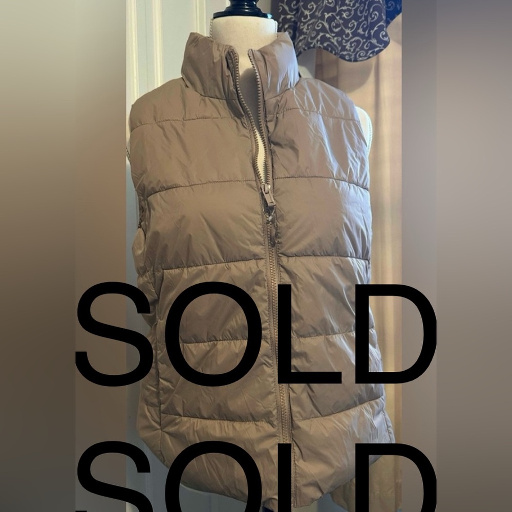 GAP Women's M Tan Puffer Vest